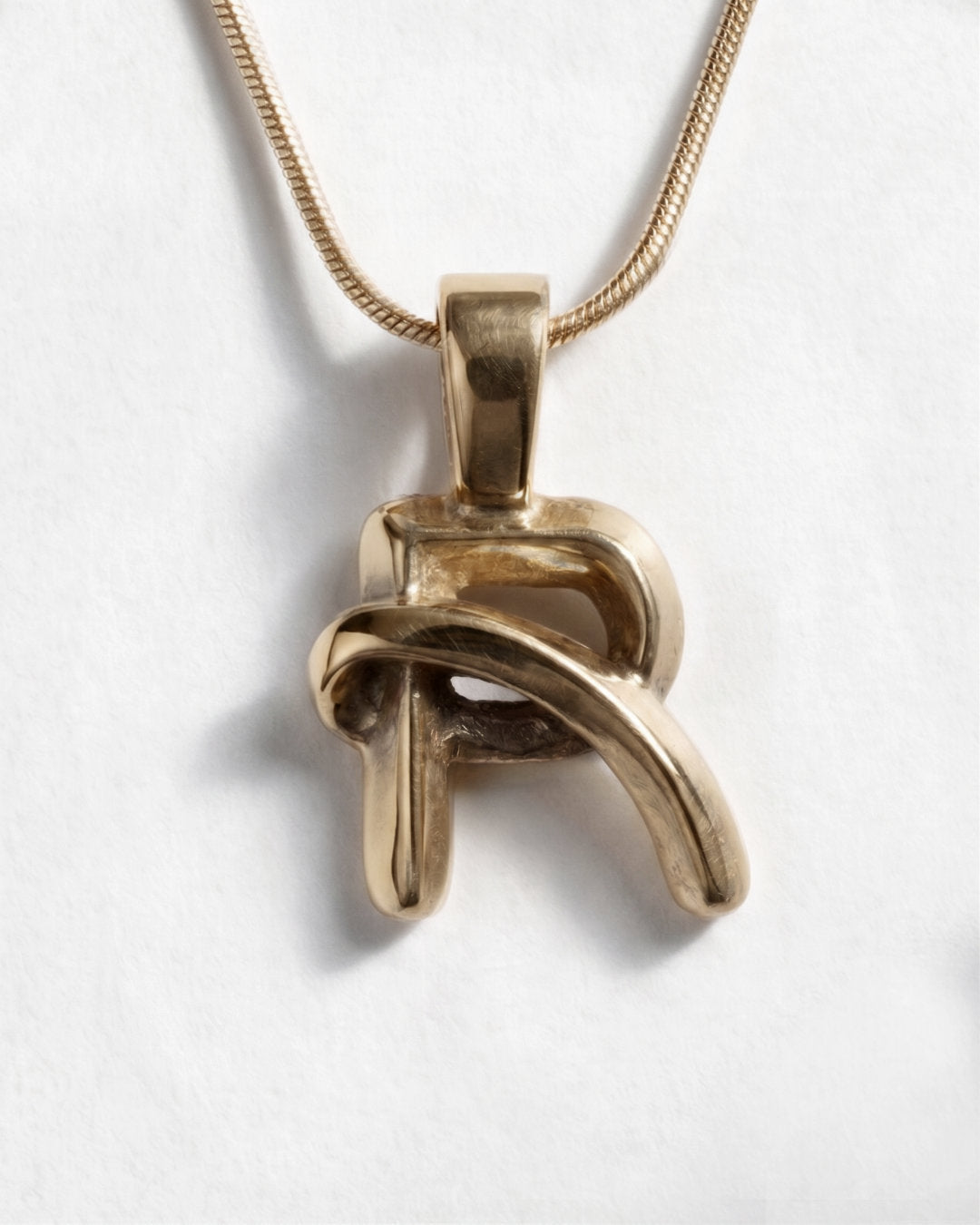 R / PENDENT ®
